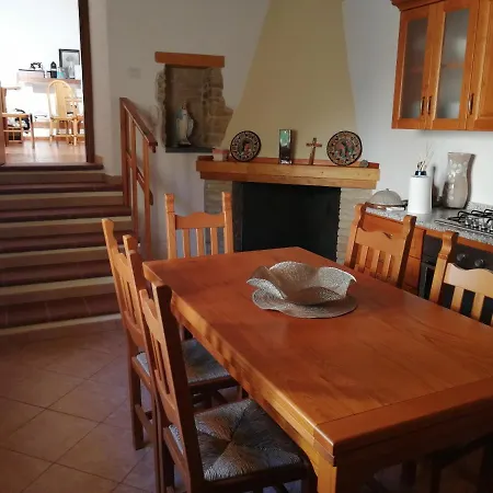 Alojamento de Acomodação e Pequeno-almoço Su Zinnibiri *